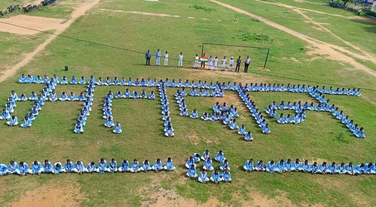 मतदाता जागरूकता अभियान: तेंदुकोना में स्कूली छात्राओं ने “मतदान” की आकृति बनाकर दिया संदेश