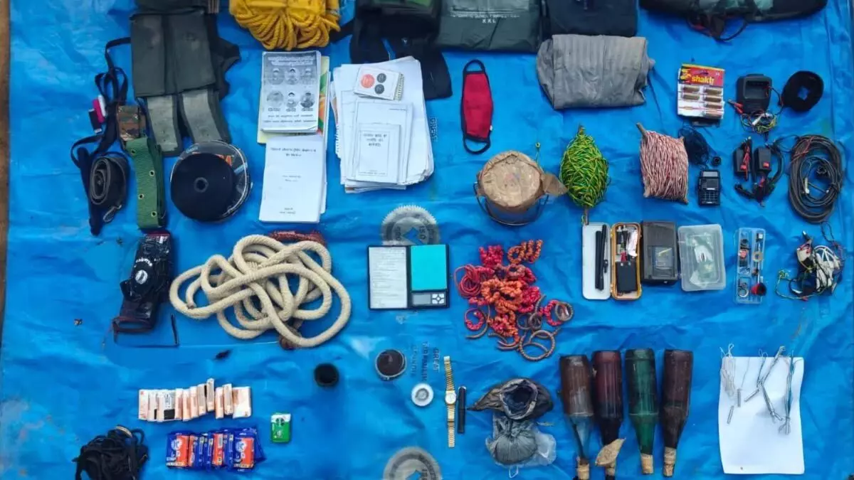 चट्टानों से नक्सलियों