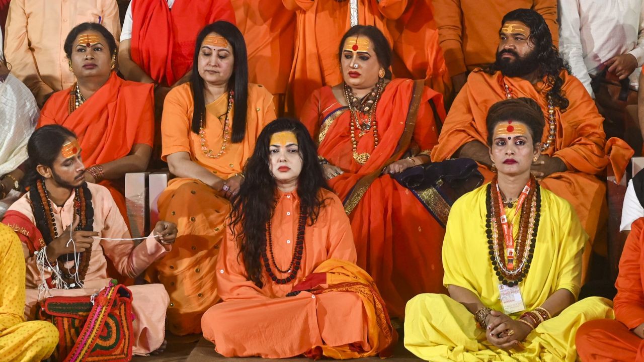 एक्ट्रेस ममता कुलकर्णी को महामंडलेश्वर पद से हटाया, किन्नर अखाड़े से भी निष्कासित. महाकुंभ में ली थी संन्यास की दीक्षा