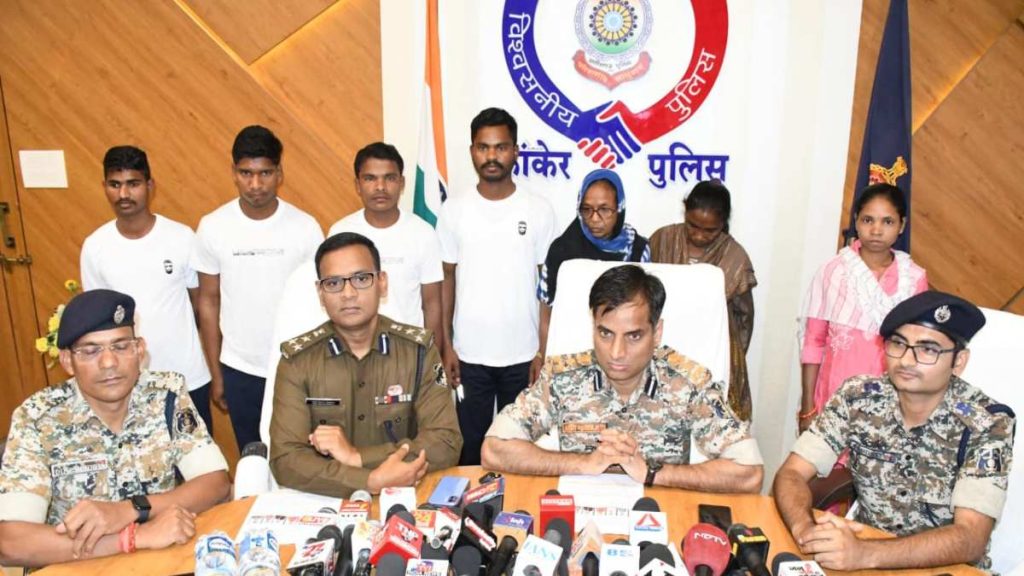 नक्सल संगठन को बड़ा झटका: 32 लाख के 7 ईनामी नक्सलियों ने किया आत्मसमर्पण…