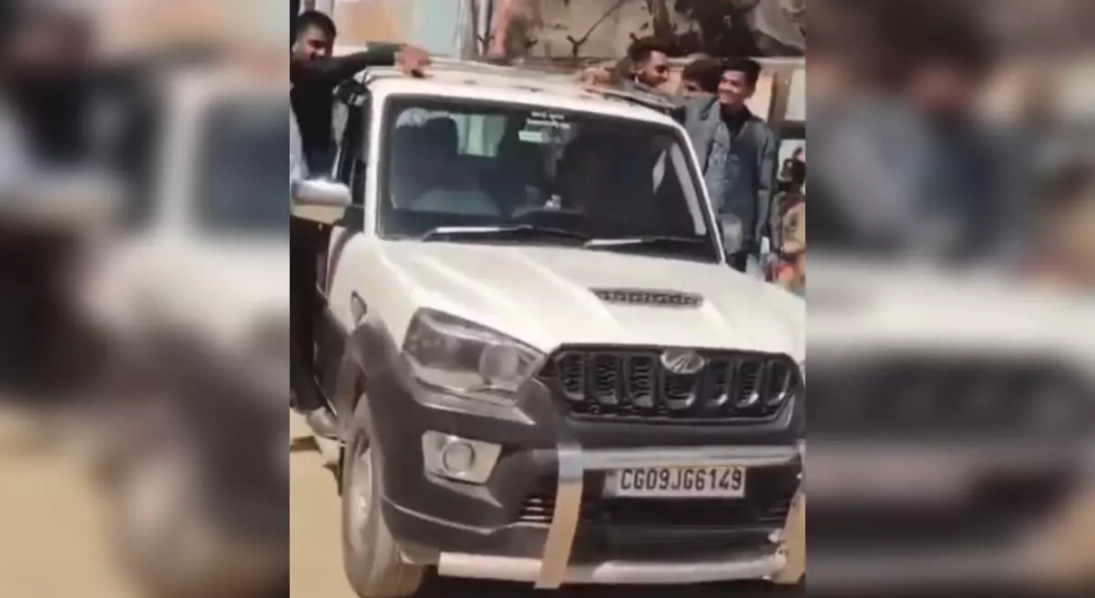 छात्रों ने की खतरनाक स्टंटबाजी, मूकदर्शक बने रहे जिम्मेदार