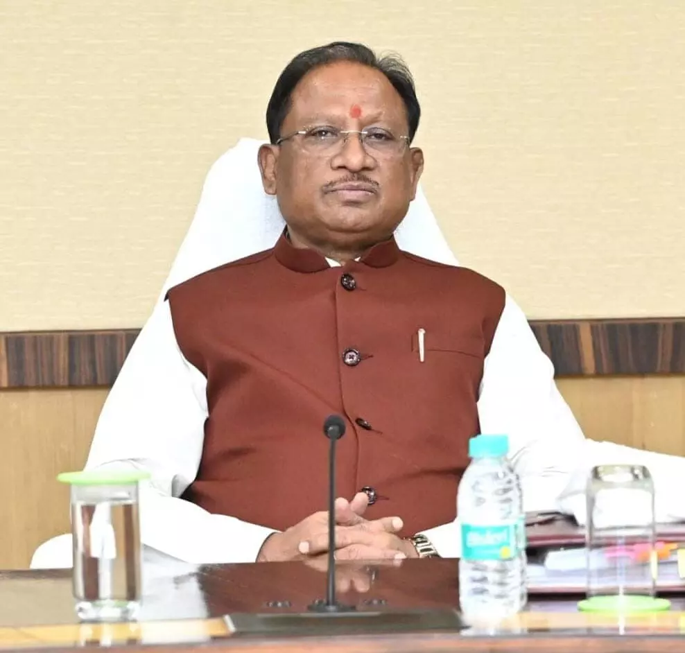 रायपुर। कांग्रेस का हाथ सीधे तौर पर देश के दुश्मनों और अलगाववादियों के साथ है। इससे पहले भी भारतीय नस्ल को अपमानित करना, भारत के बारे में अलग-अलग मंचों पर दुष्प्रचार कर देश को कमजोर करने की नीति कांग्रेस नेताओं की रही है। अपने नेताओं के देश विरोधी बयान को निजी बताकर पल्ला झाड़ना कांग्रेस की पुरानी आदत है। अगर कांग्रेस में हिम्मत है तो अपने विदेश विभाग के प्रमुख को निष्कासित करके दिखाए। मुख्यमंत्री श्री विष्णु देव साय ने यह तीखी प्रतिक्रिया कांग्रेस नेता सैम पित्रोदा के भारत विरोधी बयान पर दी है। साय ने X पर लिखा कि – कांग्रेस के हाथ सीधे तौर पर अलगाववादियों, देश के दुश्मनों के साथ है। कांग्रेस के विदेशी विभाग के प्रमुख सैम पित्रोदा को शायद देश के दुश्मनों का हाथ मजबूत करने के लिए ही रखा गया है। पित्रोदा द्वारा पहले भारतीय नस्ल को ही अपमानित करना, फिर बार-बार भारत के बारे में अलग-अलग मंचों पर दुष्प्रचार करना और देश को कमजोर करने की साजिश रचते रहना कांग्रेस की अघोषित नीति ही है। अभी फिर एक विवादास्पद बयान देकर फिर वही किया गया है। सैम पित्रोदा के हर बयान के बाद उसे निजी बयान बता देना भी कांग्रेस की पहले से तय नीति है। अपने नेता से बयान दिला कर पहले देश विरोधियों को तुष्ट कर देना और फिर भारत में उसे निजी बयान बता देना… यह साबित करता है कि कांग्रेस आज भी ‘चोर से कहो चोरी कर और गृह स्वामी से कहो जागते रह’ की अपनी पुरानी नीति पर कायम है। संबंधित देश के सत्ताधारी से कांग्रेस का आधिकारिक समझौते के कारण ही ये तमाम बयान आते हैं। अगर सैम के बयान से सहमति नहीं है तो क्या कांग्रेस उनको पार्टी से निष्कासित करेगी? अगर उनको बर्खास्त नहीं किया जाता है, तो यह साबित होगा कि पार्टी आलाकमान के इशारे पर ही देश को कमजोर करने का कुचक्र रचा जा रहा है। यह निंदनीय है। इसे कतई सहन नहीं किया जा सकता। गौरतलब है कि इंडियन ओवरसीज कांग्रेस के अध्यक्ष सैम पित्रोदा ने एक इंटरव्यू में कहा था कि चीन को दुश्मन मानने की बजाय उसका सम्मान करना चाहिए और भारत को अपने दृष्टिकोण में बदलाव लाना होगा। भारत का रवैया टकराव वाला रहा है, जिससे दुश्मनी बढ़ती है। उन्होंने सुझाव दिया कि भारत को कमांड और कंट्रोल की मानसिकता से बाहर आकर संवाद और सहयोग को प्राथमिकता देनी चाहिए। सैम पित्रोदा के इस बयान का भारत में चारों ओर विरोध हो रहा है। मुख्यमंत्री साय ने भी सैम पित्रोदा के बयान पर कांग्रेस को कड़ी फटकार लगाई है और कांग्रेस को देश विरोधी बताते हुए सैम पित्रोदा को पार्टी से निष्कासित करने की बात कही।