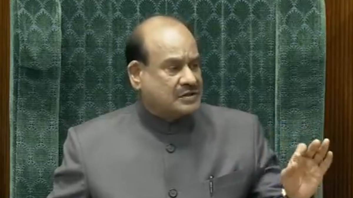 नई दिल्ली। केंद्रीय बजट से पहले लोकसभा में विपक्ष के नेताओं ने हंगामा किया। सपा सांसद अखिलेश यादव ने महाकुंभ में भगदड़ का मुद्दा उठाया। सपा सांसदों के विरोध के बीच केंद्रीय वित्त मंत्री निर्मला सीतारमण ने अपना बजट भाषण शुरू किया। उन्होंने कहा कि हमारी अर्थव्यवस्था सभी प्रमुख अर्थव्यवस्थाओं में सबसे तेजी से बढ़ रही है। पिछले 10 वर्षों के हमारे विकास ट्रैक रिकॉर्ड और संरचनात्मक सुधारों ने पूरे विश्व का ध्यान खींचा है। इस अवधि में भारत की क्षमता और संभावनाओं पर विश्वास और बढ़ा है। नोट- इस खबर को लगातार अपडेट किया जा रहा है। हम अपने सभी पाठकों को पल-पल की खबरों से अपडेट करते हैं। हम लेटेस्ट और ब्रेकिंग न्यूज को तुरंत ही आप तक पहुंचाने के लिए प्रतिबद्ध हैं। प्रारंभिक रूप से प्राप्त जानकारी के माध्यम से हम इस समाचार को निरंतर अपडेट कर रहे हैं। ताजा ब्रेकिंग न्यूज़ और अपडेट्स के लिए जुड़े रहिए जागरण के साथ।