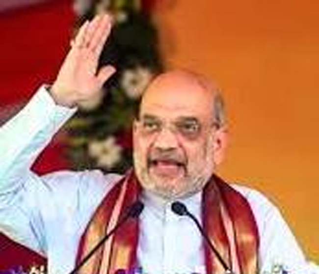 पांच लाभार्थियों को खुद अपने हाथों से स्वीकृति पत्र देकर की शुरूआत मुंबई, 22 फरवरी (हि.स.)। केंद्रीय गृहमंत्री अमित शाह ने शनिवार को पुणे में प्रधानमंत्री आवास योजना के अंतर्गत घर का सपना देखने वाले 20 लाख लाभार्थियों को स्वीकृति पत्र जारी किए। इनमें से उन्होंने पांच लाभार्थियों को खुद अपने हाथों से स्वीकृति देकर इसकी शुरूआत की।साथ ही 10 लाख लाभार्थियों को आवास हेतु प्रथम किश्त भी वितरित की गयी। पुणे के बालेवाड़ी में स्थित शिव छत्रपति खेल परिसर में केंद्रीय गृह मंत्री अमित शाह की उपस्थिति में कार्यक्रम आयोजित किया गया। इस अवसर पर अमित शाह द्वारा प्रतिनिधि रूप से पांच लाभार्थियों को स्वीकृति पत्र वितरित किये गये। प्रधानमंत्री आवास योजना ग्रामीण चरण-1 के अंतर्गत पिछले सात वर्षों में राज्य में 13,57,564 लक्ष्य प्राप्त हुए। इसकी तुलना में महाराष्ट्र राज्य ने चरण-2 के अंतर्गत 20 लाख घरों का लक्ष्य एक वर्ष 2024-25 में हासिल कर लिया है। वर्ष 2024-25 में स्वीकृत आवास योजना के लाभार्थियों के पास आवास निर्माण हेतु यदि स्वयं की भूमि उपलब्ध नहीं है तो पंडित दीनदयाल उपाध्याय भूमि क्रय आर्थिक सहायता योजना के अंतर्गत 500 वर्ग फीट भूमि क्रय करने के लिए प्रति लाभार्थी एक लाख रुपये का अनुदान उपलब्ध कराया जा रहा है। एक ही दिन में 28,000 ग्राम पंचायतों में 20 लाख आवास स्वीकृति आदेश वितरित किये गए हैं। राज्य के ग्रामीण विकास मंत्री जयकुमार गोरे ने कहा कि वर्ष 2024-25 में प्रधानमंत्री आवास योजना के माध्यम से 20 लाख घरों को मंजूरी देने का लक्ष्य रखा है। इसके लिए राज्य के मुख्यमंत्री देवेंद्र फडणवीस ने केंद्र सरकार के साथ मिलकर लक्ष्य प्राप्ति के लिए विशेष प्रयास किए थे। ग्रामीण विकास विभाग के लिए 20 लाख घरों के निर्माण हेतु 100 दिवसीय विशेष कार्य कार्यक्रम तैयार किया गया। 20 लाख मकानों का निर्माण समय पर पूरा करने के लिए राज्य सरकार के ग्रामीण विकास विभाग ने राज्य स्तर से लेकर ग्राम स्तर तक ग्रामीण विकास विभाग की सभी एजेंसियों द्वारा मकानों की स्वीकृति, प्रथम किस्त वितरण के लिए स्थान की उपलब्धता तथा लाभार्थियों के बैंक खाते खोलने के लिए विशेष अभियान चलाया है। इस अवसर पर राज्य के मुख्यमंत्री देवेंद्र फडणवीस, उपमुख्यमंत्री एकनाथ शिंदे, उपमुख्यमंत्री अजीत पवार और राज्य मंत्री योगेश कदम उपस्थित थे।