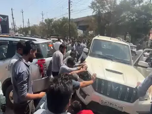 गलती से एक्सीलेरेटर दबा, स्कार्पियों की चपेट में आए कई लोग