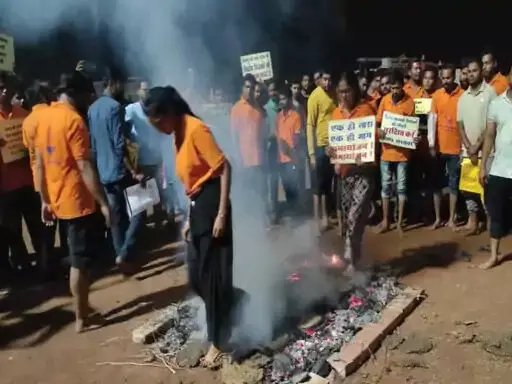 रायपुर। छत्तीसगढ़ में बर्खास्त किए गए B.Ed सहायक शिक्षक पिछले 113 दिन से समायोजन की मांग को लेकर आंदोलन कर रहे हैं। शनिवार की रात अपनी बात सरकार तक पहुंचाने के लिए शिक्षकों ने अंगारों पर चलकर प्रदर्शन किया। इस दौरान शिक्षकों ने कहा कि सरकार हमें सेवा सुरक्षा दे या हमें इच्छा मृत्यु दे दे।शिक्षक अपने हाथों में तख्ती लेकर चल रहे थे, जिसमें लिखा था सरकार हम निर्दोष शिक्षकों की गलती बताए। बता दें कि गुरुवार को शिक्षकों ने 2,621 फीट लंबी चुनरी यात्रा निकालकर सांकेतिक प्रदर्शन किया था। महिला टीचर ने कहा 113 दिनों से हम संघर्ष कर रहे हैं। लेकिन सरकार का कोई भी प्रतिनिधि हमारी सुध लेने नहीं आया है। कमेटी के नाम पर हमें ठगा जा रहा है । जैसे सतयुग में अपनी सत्यता को सिद्ध करने के सीता माता को अग्नि परीक्षा देनी पड़ी थी। वैसे ही आज हमें भी अंगारों पर चलकर अग्नि परीक्षा देनी पड़ रही है। इस प्रदर्शन के जरिए हम सरकार को बताना चाहते हैं कि हम कितने तकलीफ में हैं। अंगारों पर चलकर हमारे पैर उतने नहीं जितना सरकार की उदासीनता से जल रहे हैं। अंगारों पर चलकर हमनें माता रानी को मनाने की कोशिश की है। और मन्नत मांगी है कि माता की कृपा हो जाए सरकार को सद्बुद्धि दे दे और सरकार जल्द हमारे समायोजन का निर्णय ले।