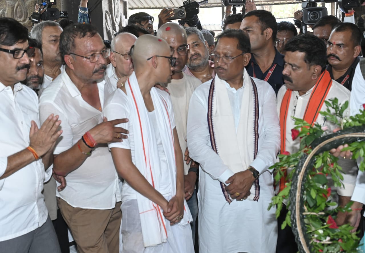 रायपुर 24 अप्रैल 2025: मुख्यमंत्री श्री विष्णु देव साय आज जम्मू कश्मीर के पहलगाम में हुए आतंकी हमले में दिवंगत प्रदेश के कारोबारी श्री दिनेश मिरानिया के अंतिम संस्कार में शामिल होकर पार्थिव शरीर को कंधा दिया। उन्होंने स्वर्गीय श्री दिनेश मिरानिया के पार्थिव देह पर माल्यार्पण कर श्रद्धांजलि अर्पित की और ईश्वर से मृतात्मा की शांति के लिए प्रार्थना की। परिजनों से मुलाकात कर दिया सरकार की ओर से सहायता का भरोसा साय ने शोकाकुल परिवारजनों से मुलाकात कर गहरी संवेदना व्यक्त की और ढांढस बंधाया। उन्होंने कहा कि सरकार इस दुख की घड़ी में परिवार के साथ खड़ी है और उन्हें हर संभव सहयोग का भरोसा दिलाया। श्री साय ने कहा कि स्वर्गीय श्री मिरानिया के पावन स्मृतियों को सहेजने और चिर स्थायी बनाने लिए सरकार किसी सड़क या चौक को उनके नाम पर करने की बात कही। परिजनों से मुलाकात कर दिया सरकार की ओर से सहायता का भरोसा श्री साय ने कहा कि आतंकवादियों की इस कायराना हरकत ने देश की आत्मा पर चोट किया है। पूरे प्रदेश के लिए भी यह दुख और पीड़ा का क्षण है। घिनौनी आतंकवादी घटना में प्रदेश ने अपना एक बेटा खो दिया है। उन्होंने कहा कि धारा 370 हटने से जम्मू कश्मीर में शांति स्थापित हुई, जिससे पर्यटन को बढ़ावा मिला और घाटी के विकास को गति मिली थी। आतंकवादियों ने पर्यटकों के जरिए कश्मीर और देश को अस्थिर करने की कोशिश की है। उन्होंने कहा कि पूरा देश एकजुटता के साथ इस अमानवीय कृत्य का बदला लेगा। श्री साय ने कहा कि पाकिस्तान के शह पर हुई इस हमले का अंजाम उसे भुगताना पड़ेगा। परिजनों से मुलाकात कर दिया सरकार की ओर से सहायता का भरोसा इस अवसर पर उप मुख्यमंत्री श्री विजय शर्मा, वित्त मंत्री श्री ओ पी चौधरी, केंद्रीय राज्यमंत्री श्री तोखन साहू, विधायक श्री किरण देव, विधायक श्री राजेश मूणत और नागरिक आपूर्ति निगम के अध्यक्ष श्री संजय श्रीवास्तव समेत बड़ी संख्या में आम नागरिक मौजूद रहे।