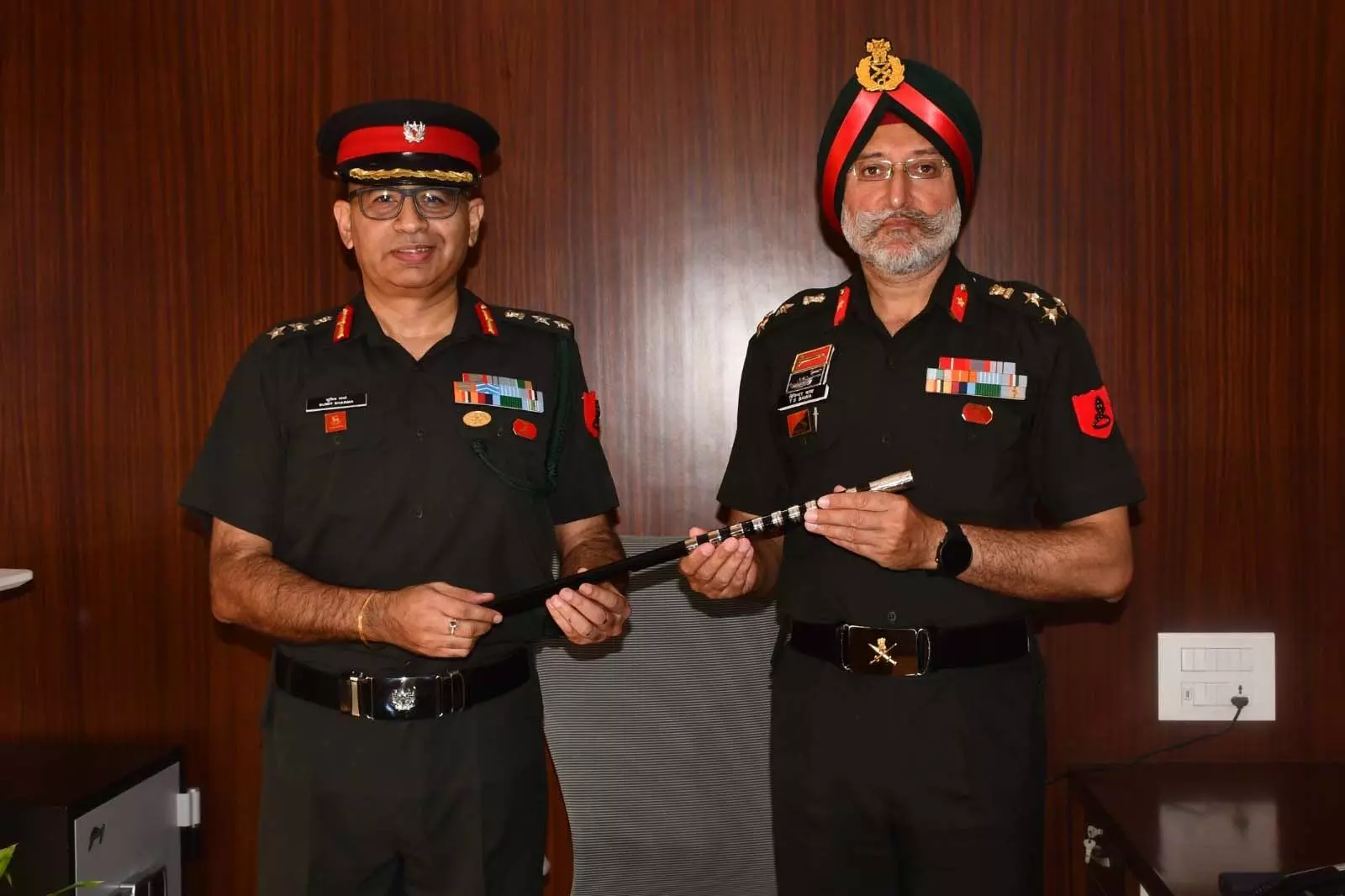 रायपुर। नया रायपुर मिलिट्री स्टेशन में आयोजित समारोह में ब्रिगेडियर तेजिंदर सिंह बावा, सेना मेडल ने छत्तीसगढ़ एवं ओडिशा सब एरिया के कमांडर का पदभार संभाला. ब्रिगेडियर बावा राष्ट्रीय रक्षा अकादमी, खड़गवासला से प्रशिक्षण प्राप्त कर 131 वायु रक्षा रेजिमेंट में जून 1995 मे कमिशन हुए. उन्होंने अपने सैन्य कार्यकाल के दौरान विभिन्न कमांड, स्टाफ और अनुदेशात्मक पदों पर कार्य किया है, जिसमें वायु रक्षा रेजिमेंट तथा बख्तरबंद ब्रिगेड की कमान महत्वपूर्ण हैं. कमान संभालने पर ब्रिगेडियर तेजिंदर सिंह बावा, सेना मेडल ने सब एरिया के सभी पदों को उनके अच्छे काम के लिए बधाई दी और आगे भी राष्ट्र तथा सेना के लिए ऐसे ही लगन के साथ काम करते रहने के लिए प्रेरित किया.