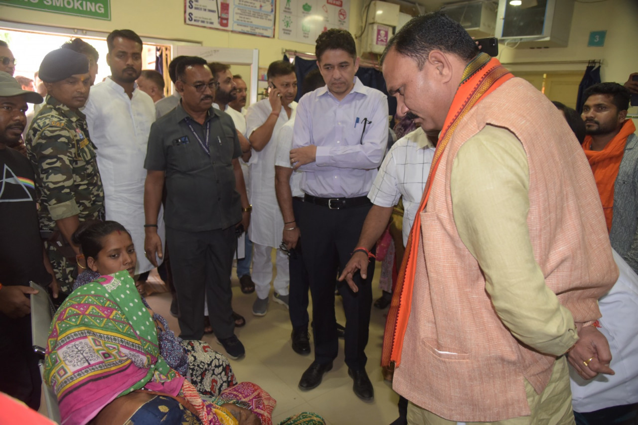 स्वास्थ्य एवं परिवार कल्याण तथा चिकित्सा शिक्षा मंत्री श्री श्याम बिहारी जायसवाल ने सरगुजा जिले में स्वास्थ्य सुविधाओं का जायजा लेने विभिन्न स्वास्थ्य केंद्रों का किया निरीक्षण