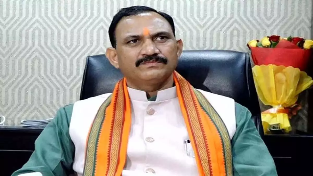 मंत्री जायसवाल ने आगे कहा कि सरकार सभी प्रकार के घोटाले की मॉनिटरिंग कर रही है. पावर का दुरुपयोग करके ऐसा काम करेगा, तो कार्रवाई सुनिश्चित है. कांग्रेस को खुश होना चाहिए कि जो भी गलत काम हुए है उन पर अब कार्रवाई हो रही है और उन्हें जांच में सहयोग करना चाहिए. पूर्व मुख्यमंत्री भूपेश बघेल पर CBI के FIR को लेकर पीसीसी चीफ दीपक बैज ने कहा था कि CBI रेड के बाद 21 से अधिक लोगों पर FIR किया गया. केंद्रीय एजेंसियों के जरिए ये हमें डराना चाहते हैं. उन्होंने सरकार पर आरोप लगाते हुए कहा कि मुख्य सरगना सौरभ चंद्राकर का नाम 8वे नंबर पर लेकिन भूपेश बघेल का 6वें नंबर पर है. सरकार ने ऐसा करके मुख्य अभियुक्तियों को बचाने के लिए कार्य करने की मंशा स्पष्ट कर चुकी है.