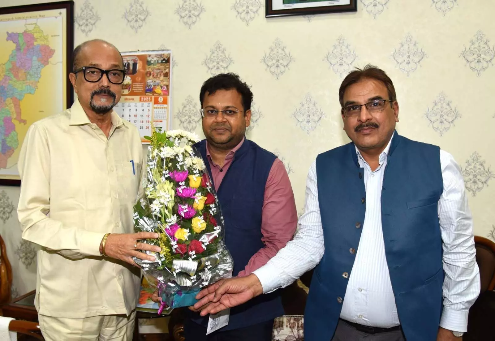 राज्यपाल रमेन डेका से आंजनेय यूनिवर्सिटी के चांसलर अभिषेक अग्रवाल ने की मुलाकात