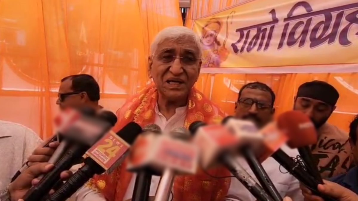 अंबिकापुर. छत्तीसगढ़ में नक्सलियों के खिलाफ सरकार द्वारा की जा रही कार्रवाई को लेकर पूर्व डिप्टी सीएम टीएस सिंहदेव ने बड़ा बयान दिया है. टीएस सिंह देव ने रामनवमी के अवसर पर मीडिया से बातचीत करते हुए कहा कि प्रभु श्रीराम ने रावण के साथ जो किया, वैसा ही अब सरकार नक्सलियों के साथ कर रही है. उन्होंने आगे कहा कि श्रीराम ने रावण को पहले शांति संदेश भेजा था, कि शांति का रास्ता अपनाओ. मुख्य धारा से जुडो. लेकिन रावण ने राम की बात नही सुनी. रावण को शांति प्रस्ताव भेजने के बाद भी जब बात नहीं बनी, तो श्रीराम ने रावण के वध के लिए शस्त्र उठाया. यही अब नक्सलियों के खिलाफ भी हो रहा है. पूर्व डिप्टी सीएम सिंहदेव ने कहा कि सरकार ने पहले नक्सलियों के साथ शान्ति से वार्ता करने का प्रयास किया, मुख्यधारा से जोड़ने का भी प्रयास किया, लेकिन नक्सली नहीं माने. ऐसे में अब नक्सलियों को हथियार का जवाब हथियार से देना पड़ रहा है.