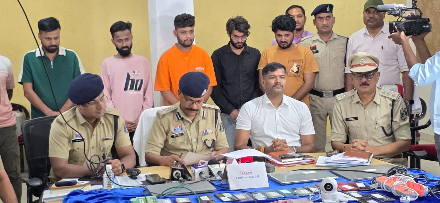 रायपुर. रायपुर पुलिस ने दिल्ली के द्वारका में ऑनलाइन सट्टेबाजी के खिलाफ बड़ी कार्रवाई करते हुए KABooK पैनल क्रमांक 108 और 10 पर रेड की. इस कार्रवाई में 6 सटोरियों को गिरफ्तार किया गया, जिनमें एक अंतर्राज्यीय आरोपी भी शामिल है. रेड के दौरान लगभग 6 लाख रुपये का मशरूका जप्त किया गया. पुलिस महानिरीक्षक रायपुर रेंज अमरेश मिश्रा और वरिष्ठ पुलिस अधीक्षक डॉ. लाल उमेद सिंह के निर्देश पर एंटी क्राइम एंड साइबर यूनिट (ACCU) और थाना खम्हारडीह की संयुक्त टीम ने यह कार्रवाई की. रेड में KABooK पैनल के सं personally संचालक राकेश मदनानी उर्फ डाकी को भी गिरफ्तार किया गया. इन आरोपियों को पुलिस ने किया गिरफ्तार राकेश मदनानी उर्फ डाकी (36), रायपुर घनश्याम मानुजा उर्फ बबलू (21), बिलासपुर गगन तोलानी (30), बिलासपुर धर्मेंद्र राजानी उर्फ सोनू (32), जबलपुर, मध्य प्रदेश विवेक नरसिंघानी (32), धमतरी विकास तारवानी उर्फ बाबू (32), रायपुर क्या-क्या जब्त किया पुलिस ने 17 मोबाइल फोन 3 लैपटॉप 22 बैंक पासबुक 7 चेकबुक 27 ATM/डेबिट कार्ड 1 सीपी प्लस कैमरा 2 पावर एक्सटेंशन बोर्ड सट्टे के हिसाब-किताब का रजिस्टर और पेन (कुल अनुमानित मूल्य: 6,00,000 रुपये) कैसे हुआ पूरे मामले का खुलासा 12 अप्रैल 2025 को रायपुर के राजीव नगर में शिवा टेलीकॉम में ऑनलाइन सट्टेबाजी के मामले में दो आरोपियों, जय मोटवानी और गौतम मदनानी, को गिरफ्तार किया गया था. उनकी पूछताछ और तकनीकी विश्लेषण के आधार पर पुलिस को दिल्ली के द्वारका में KABooK पैनल के संचालन की जानकारी मिली. इसके बाद पुलिस ने रेकी कर द्वारका में रेड की, जहां 6 सटोरियों को आईपीएल क्रिकेट मैच 2025 के दौरान ऑनलाइन सट्टा संचालित करते पकड़ा गया. आरोपियों के खिलाफ थाना खम्हारडीह में अपराध क्रमांक 84/25 दर्ज किया गया है, जिसमें छत्तीसगढ़ जुआ प्रतिषेध अधिनियम 2022 की धारा 6, 7, भारतीय नागरिक सुरक्षा संहिता (BNSS) की धारा 318(4), 61(2), 112(2), और भारतीय तार अधिनियम की धारा 25C के तहत कार्रवाई की गई है. आईपीएल 2025 में अब तक की कार्रवाई: पुलिस ने बताया कि आईपीएल 2025 सीजन में अब तक 21 प्रकरणों में 63 आरोपियों को गिरफ्तार किया गया है और लगभग 1 करोड़ रुपये का मशरूका जप्त किया गया है. विभिन्न ऐप्स और पैनल जैसे Gajanand, Mr Bean, Winpro, Diamond, Kingdombook, और Lotus के माध्यम से ऑनलाइन सट्टेबाजी पर लगातार कार्रवाई जारी है.