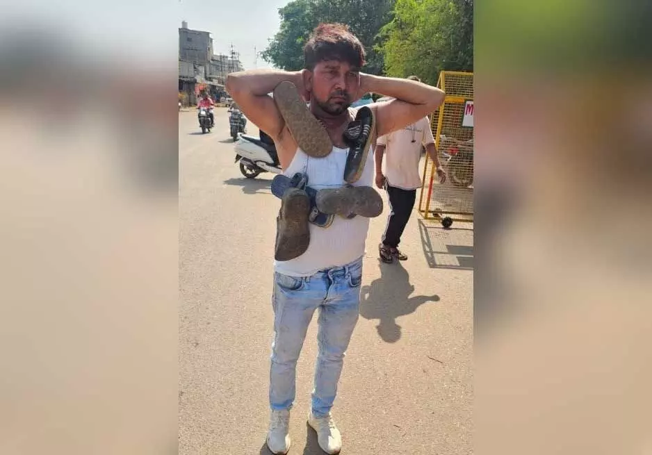 जूतों की माला पहनाकर घुमाया, जमकर हंगामा हुआ, जानें पूरा मामला