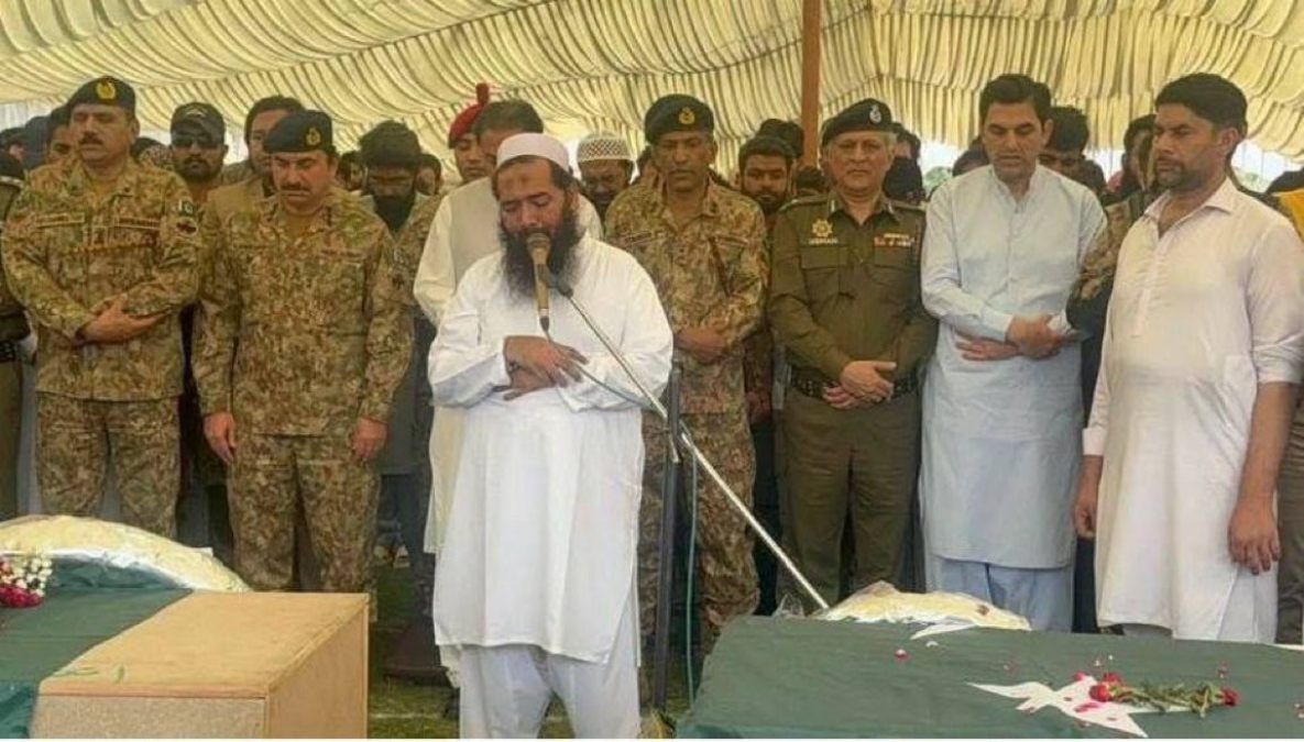 India Pakistan ceasefire News: आतंकियों के लिए पाकिस्तान किसी स्वर्ग से कम नहीं यह बात एक बार फिर साबित हो गई है। आतंकवाद की फैक्ट्री पाकिस्तान की सरकार ने भारत की कार्रवाई में ध्वस्त हुए आतंकी ठिकानों को फिर से बसाने का ऐलान किया है। पाकिस्तान की शहबाज शरीफ सरकार ने घोषणा की है कि ऑपरेशन सिंदूर में नष्ट हुए आतंकी ठिकानों को फिर से स्थापित किया जाएगा, साथ ही मारे गए आतंकियों के परिवारों को एक करोड़ रुपये का मुआवजा दिया जाएगा और घायलों को 10 लाख से 20 लाख पाकिस्तानी रुपये देने का भी ऐलान किया गया है। Join Whatsapp Group यहाँ क्लिक करें इस ऐलान से एक बार फिर पाकिस्तान की असलियत पूरी दुनिया के सामने आ गई है कि वह आतंकी संगठनों और आतंकवादियों के लिए किसी भी हद तक जाने को तैयार है। Pause Mute Remaining Time -6:32 PAK PMO ने सोशल मीडिया पर डाला लंबा चौड़ा पोस्ट इस मामले को लेकर पाकिस्तान के प्रधानमंत्री कार्यालय ने सोशल मीडिया प्लेटफॉर्म फेसबुक पर लंबा चौड़ा पोस्ट भी किया है, जिसमें आतंकियों के लिए मुआवजे और उनके ठिकानों को फिर से बनवाने की घोषणा की गई है। 6-7 मई की दरमियानी रात को ऑपरेशन सिंदूर लॉन्च किया गया, जिसमें भारतीय सेना ने पाकिस्तान के 9 आतंकी ठिकानों पर सटीक निशाना कर तबाह कर दिया था। इनमें जैश-ए-मोहम्मद, लश्कर-ए-तैयबा और हिज्बुल मुजाहिदीन के टेरेरिस्ट कैंप शामिल हैं। इन्हीं आतंकी ठिकानों में भारत के खिलाफ टेरेरिस्ट अटैक की प्लानिंग की जाती थी। मसूद के परिवार के 14 सदस्यों की हुई मौत बता दें कि, ऑपरेशन सिंदूर में मसूद अजहर के परिवार के 14 आतंकी ढेर हुए हैं इसलिए उसके परिवार को पाक सरकार 14 करोड़ रुपये मुआवजे के तौर पर देगी। पाक प्रधानमंत्री शहबाज शरीफ का कहना है कि ये सरकार की जम्मेदारी है कि हमलों में मारे गए लोगों के घर बनवाएं और उनके बच्चों का ख्याल रखा जाए और सरकार ये जिम्मेदारी पूरी करेगी। सरकार सभी घायलों के इलाज का पूरा खर्च उठाएगी। शहबाज शरीफ जिन लोगों की बात कर रहे हैं, ये सभी आतंकी थे, जो भारत के खिलाफ आतंकी हमलों की साजिश रचते थे। आतंकी ठिकाने बर्बाद होने के बाद पाकिस्तान ने बौखलाहट में भारत के कई शहरों के सैन्य ठिकानों पर हमला करने की कोशिश की, लेकिन यहां भी उसको मुंह की खानी पड़ी। भारत ने उसके हमलों का ऐसा जवाब दिया कि डिफेंस सिस्टम उड़ा दिए और जिन मिसाइलों को वह अपनी ताकत मानता था, उन्हें ही बर्बाद कर दिया। पाकिस्तान का कहना है कि इन हमलों में पाक आर्मी के 11 जवान मारे गए और 78 घायल हुए। जान गंवाने वाले सेना के जवानों के लिए भी मुआवजे का ऐलान शहबाज शरीफ सरकार जान गंवाने वाले पाक सेना के जवानों को 1 से 1.8 करोड़ पाकिस्तानी रुपये तक का मुआवजा देगी। ये मुआवजा जवानों की रैंक के हिसाब से उनके परिवारों को दिया जाएगा और उनके रिटायरमेंट की तारीख तक पूरी सैलरी और गुजारा-भत्ता भी दिया जाता रहेगा। पाक सरकार का कहना है कि वह जवानों के बच्चों की पढ़ाई-लिखाई का पूरा खर्च सरकार उठाएगी और हर जवान की एक बेटी की शादी के लिए 10 लाख पाकिस्तान रुपये सहायता राशि के तौर पर देगी। घायल जवानों के लिए 20 से 50 लाख पाकिस्तानी रुपये के मुआवजे की घोषणा की गई है और यह भी जवानों की रैंक के आधार पर दी जाएगी। जिन जवानों की जान गई है, उनके परिवारों को घर के लिए 1.9 से 4.2 करोड़ रुपये तक दिए जाएंगे।