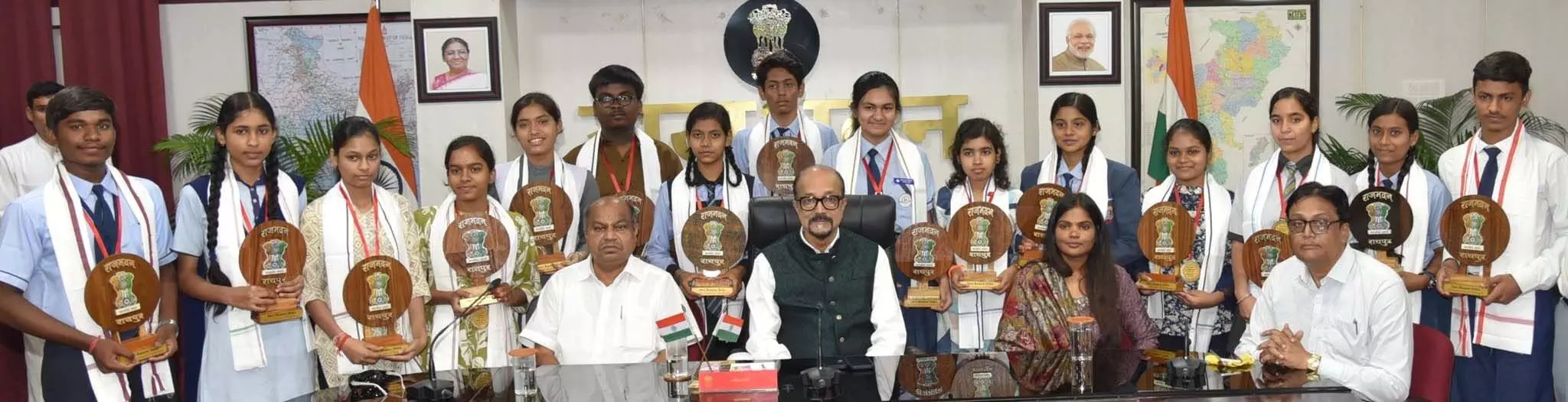 10वीं और 12वीं बोर्ड के टॉपर राज्यपाल डेका से मिले