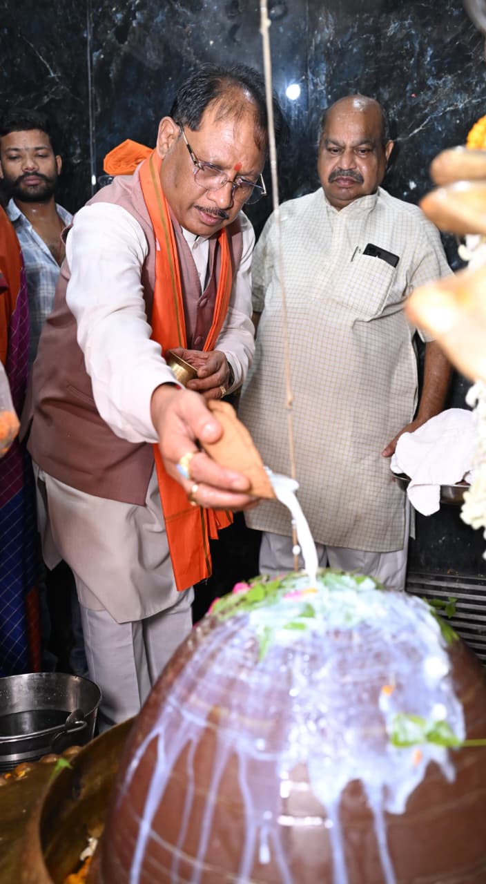 महादेव घाट में गूंजे ‘हर हर महादेव’ के जयकारे… CM विष्णु देव साय ने किया जलाभिषेक, प्रदेश की खुशहाली के लिए मांगा आशीर्वाद