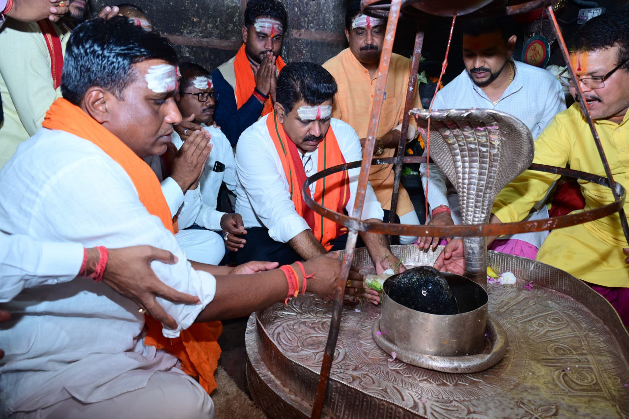 भोरमदेव मंदिर में गूंजे मंत्रोच्चार… डिप्टी CM विजय शर्मा ने किया जलाभिषेक, प्रदेश की खुशहाली के लिए मांगा आशीर्वाद