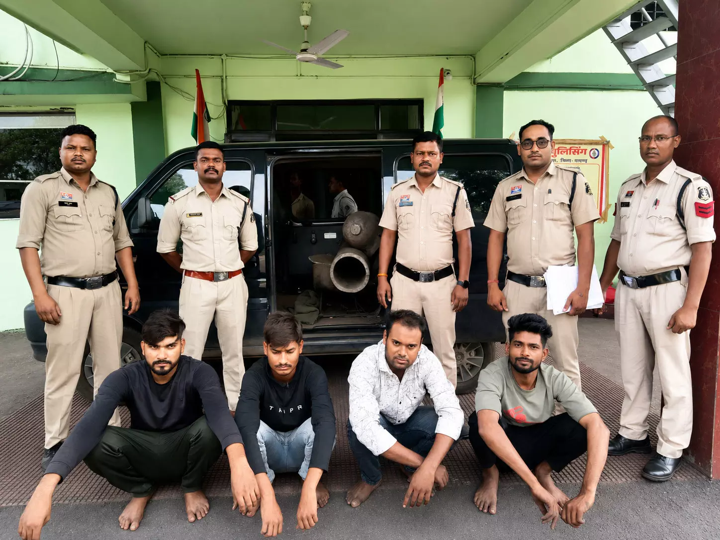 जेसीबी ऑपरेटर, लोडर चालक और ट्रेलर ड्राइवर निकले मास्टरमाइंड, जंगल में छिपाया था चोरी का सामान