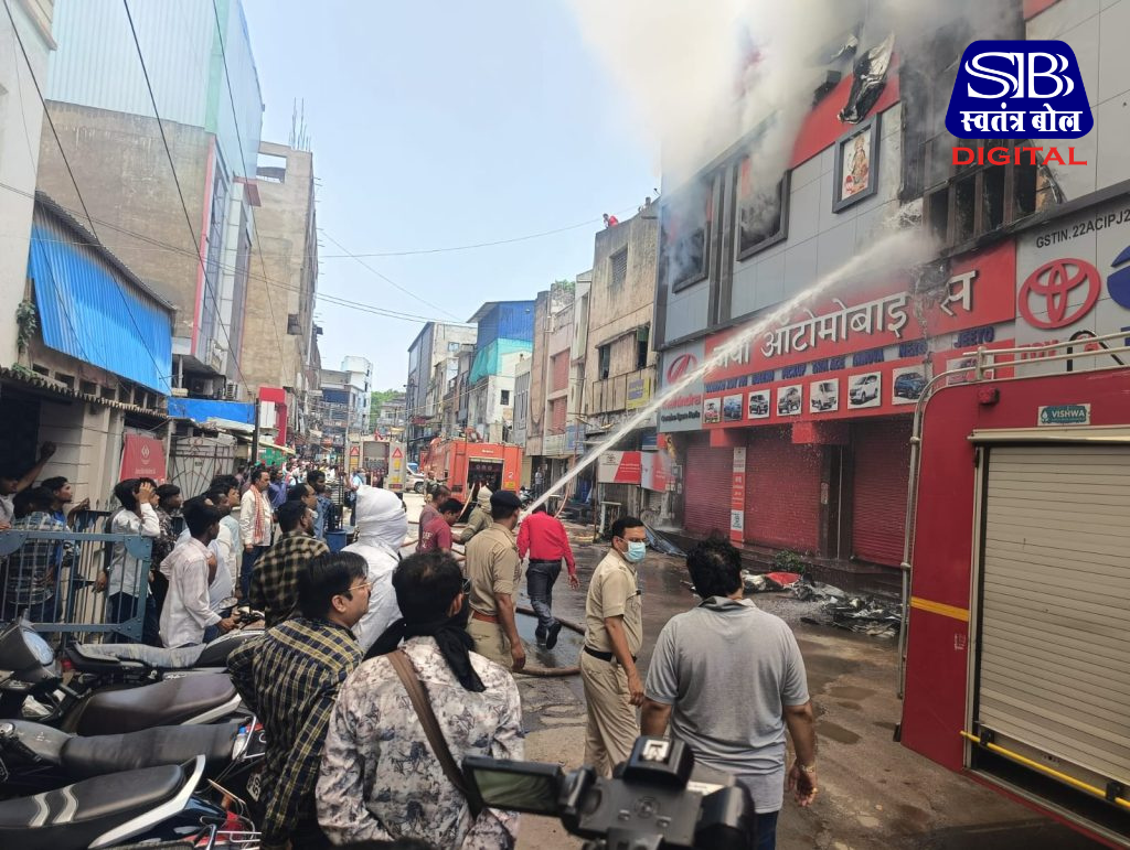 रायपुर के एमजी रोड स्थित जया ऑटोमोबाइल शॉप में लगी भीषण आग, मौके पर आग बुझाने में जुटी फायर ब्रिगेड की कई गाड़ियां और मौजूद पुलिस बल।