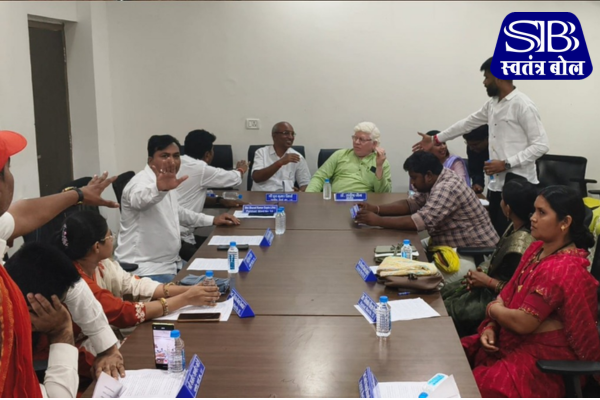 Councillors protest during Arang Municipal Council meeting over the delayed bus stand construction project, raising questions over administration and project execution.
