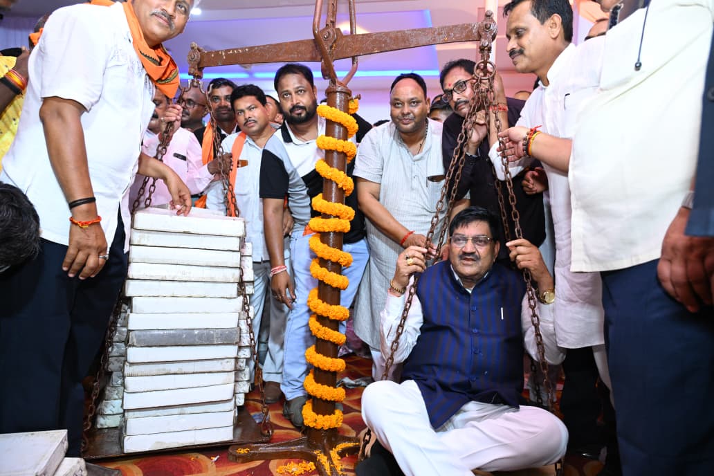 रिमझिम बारिश के बीच उमड़ा जनसैलाब… लड्डुओं से तौले गए मंत्री दयालदास बघेल, जन्मोत्सव बना सेवा का बड़ा संदेश