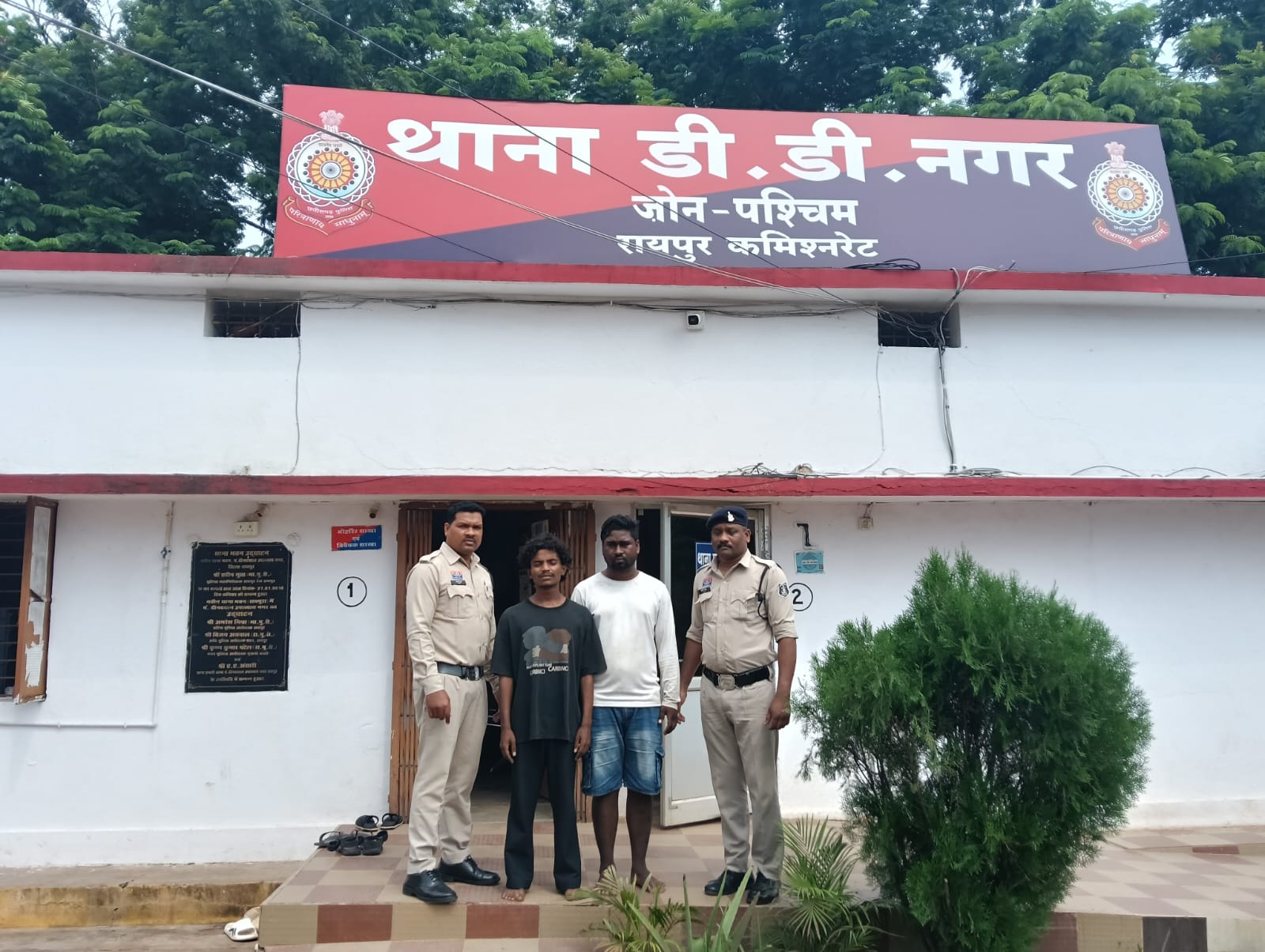 महिला से सामूहिक दुष्कर्म: शराब पिलाया फिर अँधेरे मे ले जाकर किया दुष्कर्म, नाबालिक सहित चार गिरफ्तार…