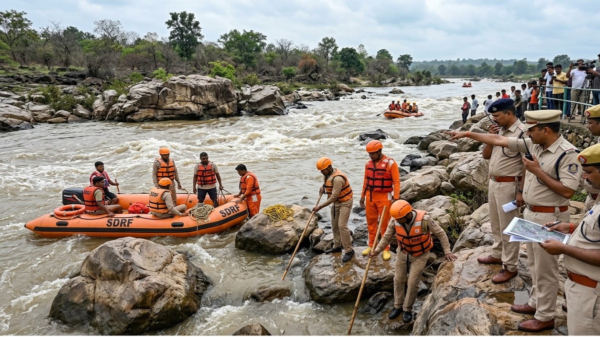 Rescue operation in the Hasdeo River at the Devari picnic spot in Janjgir-Champa.