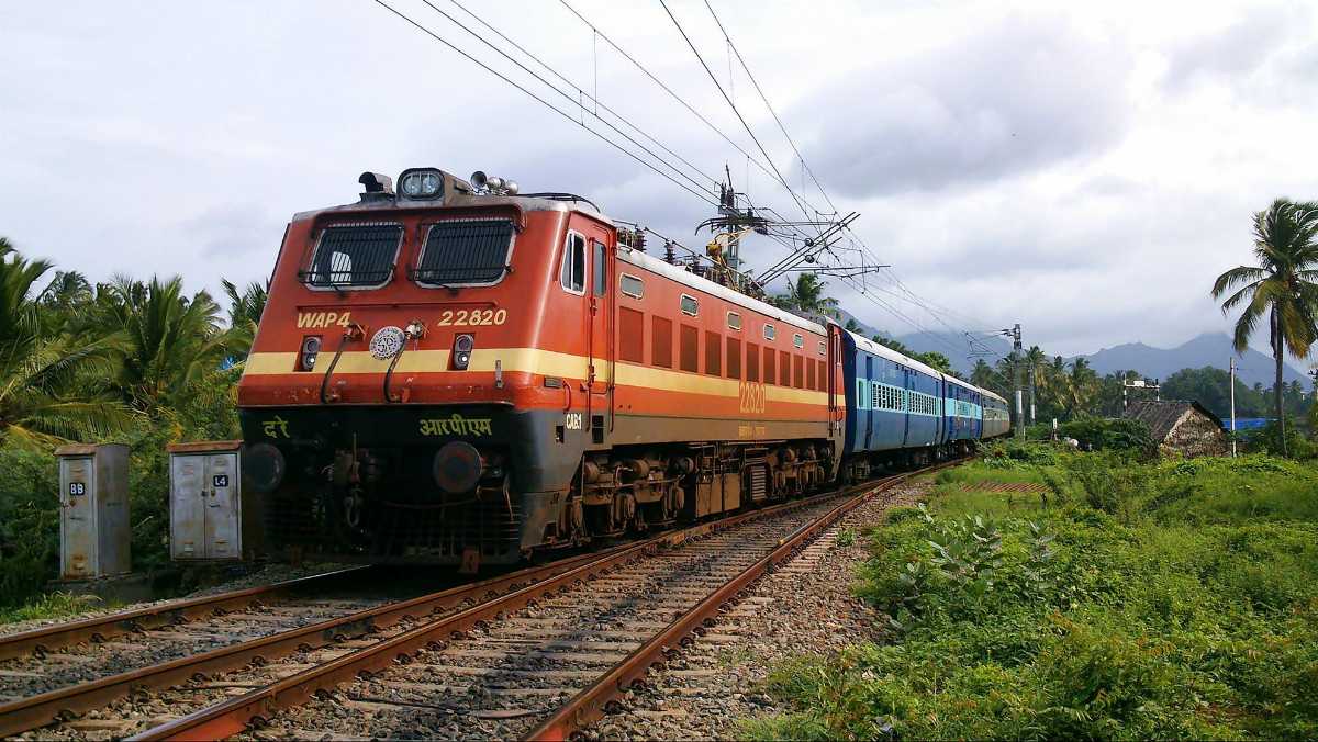 WAP 4 Class locomotive of Indian Railways 20190603044845 TRAIN (1)